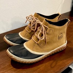 SOREL OUT N ABOUT PLUS Elk color, Size 9.5 *Fits like 8.5*